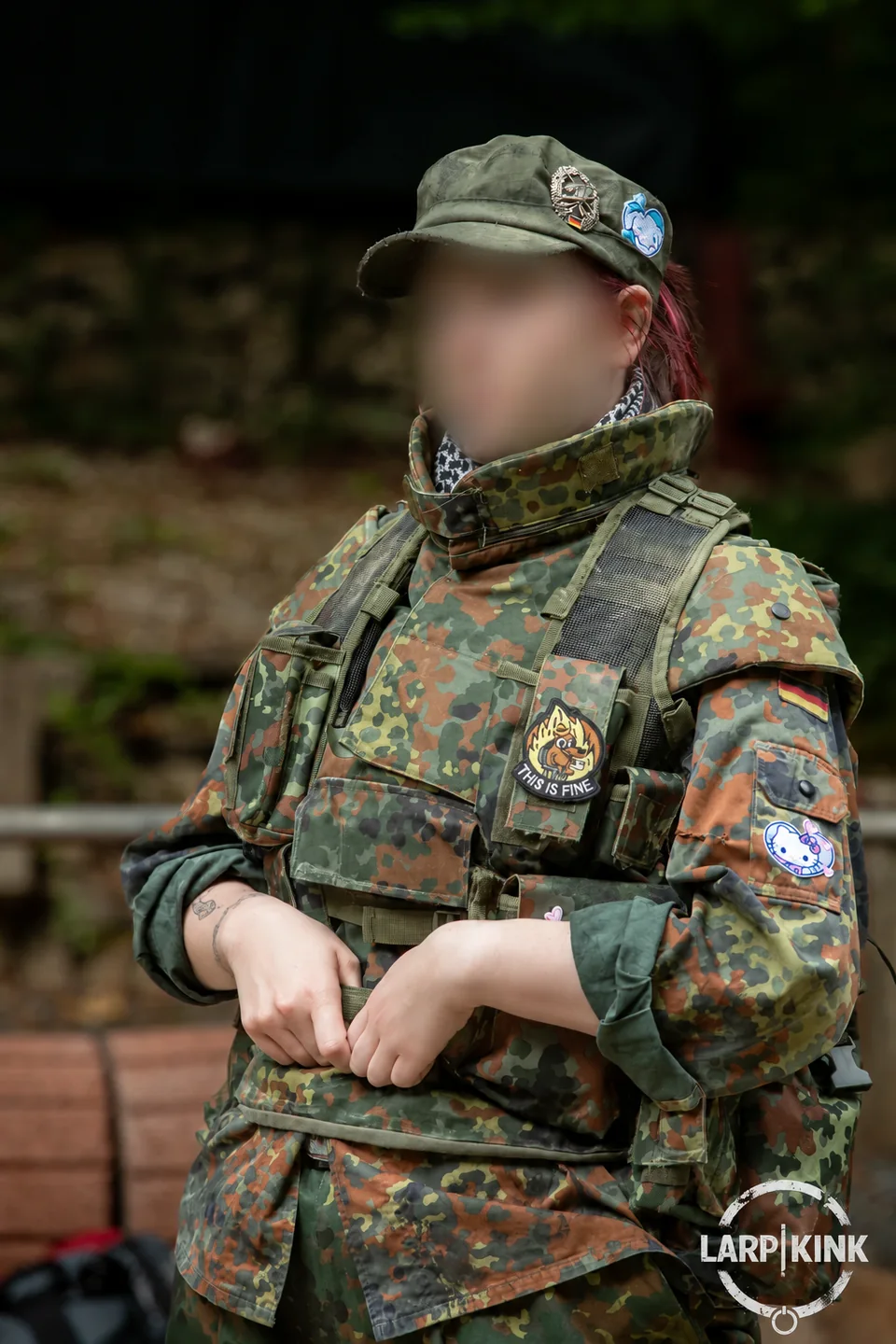 Ein Teilnehmer als Soldatencharakter in Tarnkleidung und Feldmütze